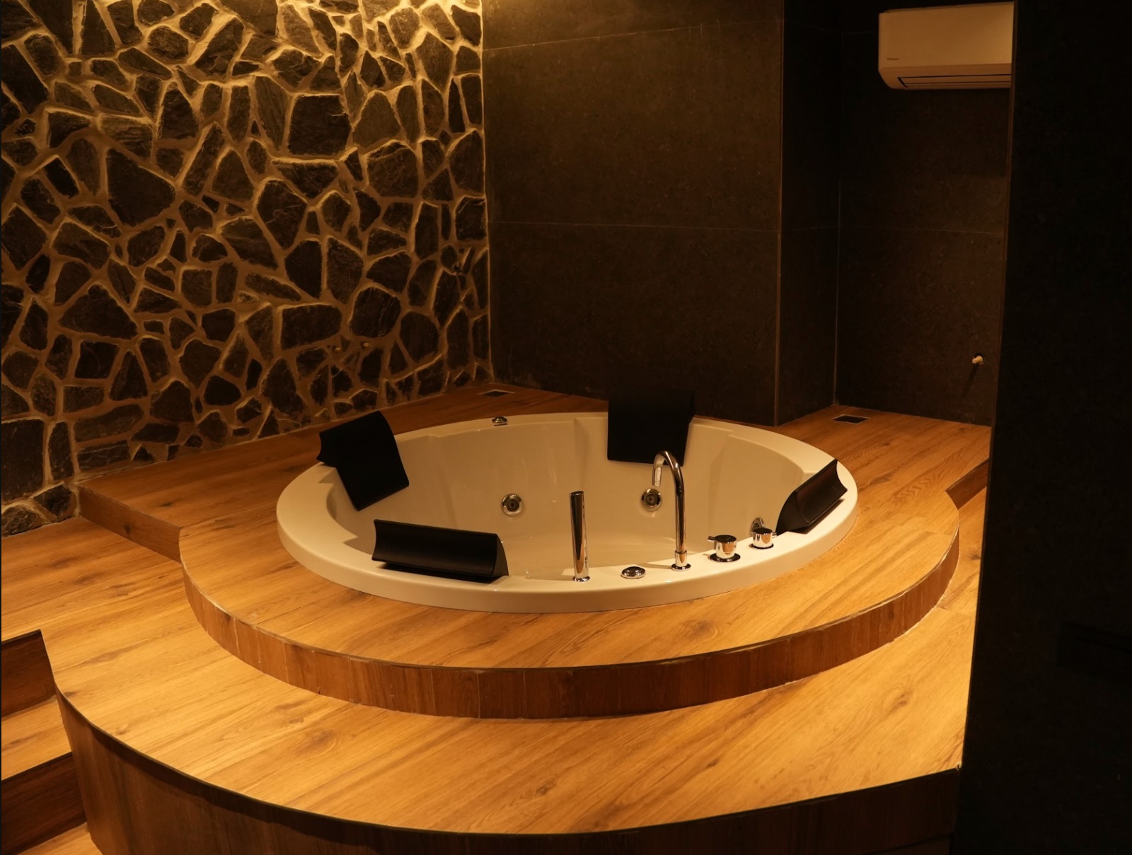 Hydrotherapy Jacuzzi Suite